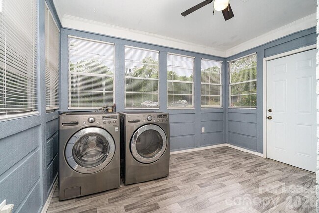 Building Photo - 1005 Home Trail