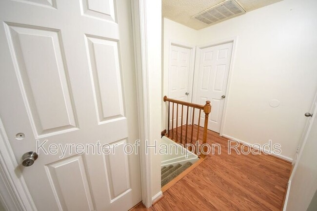 Building Photo - 192 S Hall Way