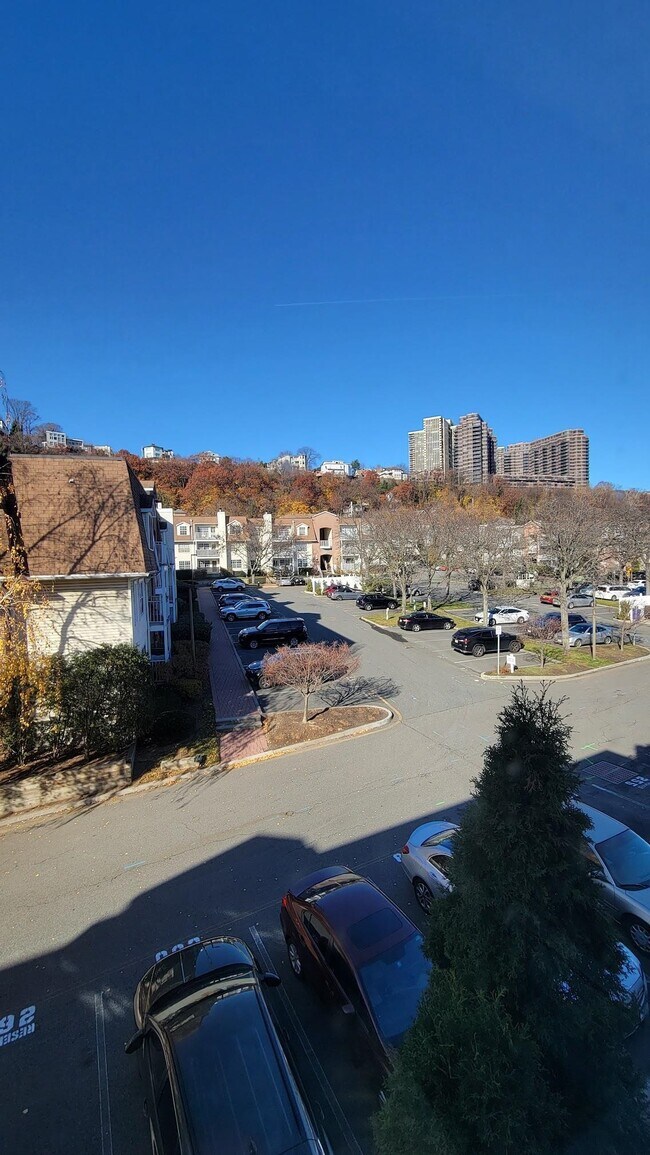 Building Photo - 780 River Rd