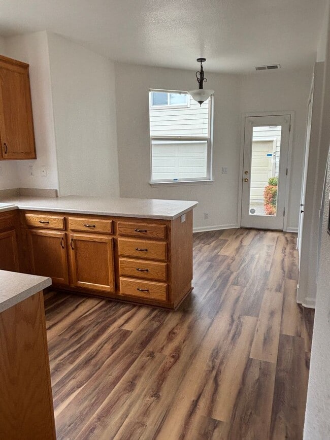 Building Photo - rh2643bussdr