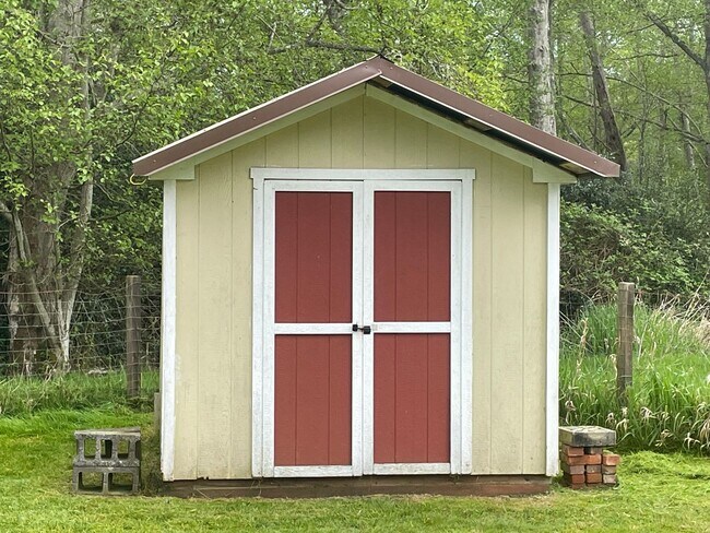 Building Photo - Private Langley Home Only Minutes From Downtown!