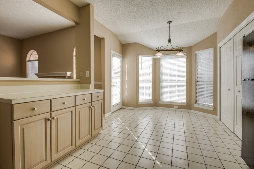 Building Photo - 2085 Cameo Dr