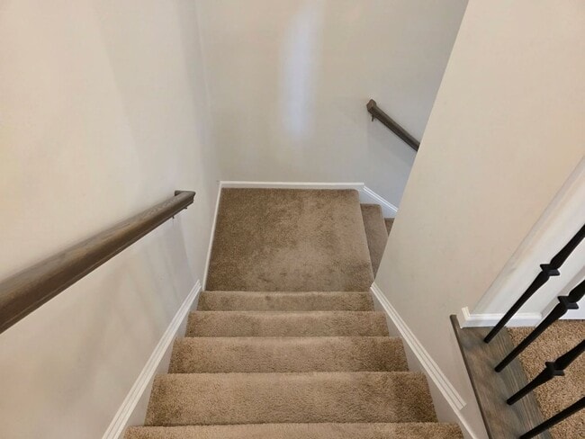 Building Photo - Well Maintained 3200 SF 5 Bedroom / 4.5 Ba...