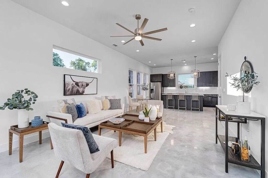 Building Photo - 5008 Lott Ave