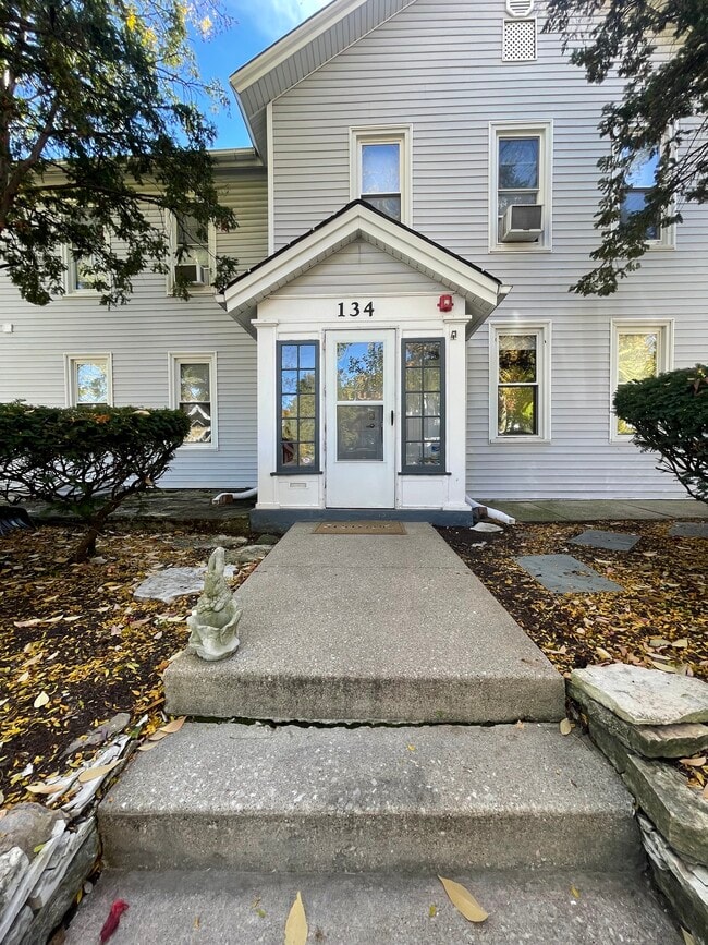 Building Photo - 134 E Maple St