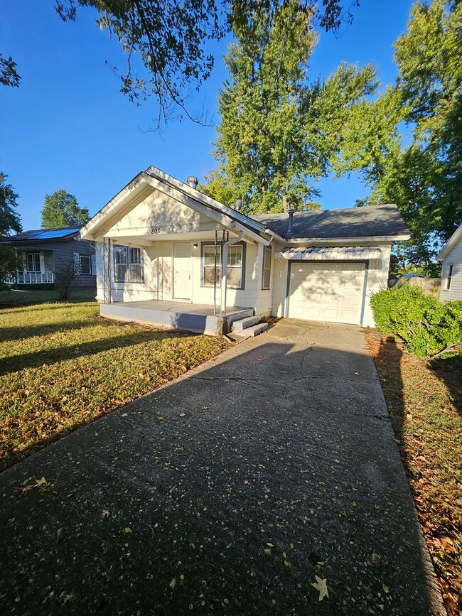 Building Photo - Darling Home Near West 7th street Walmart