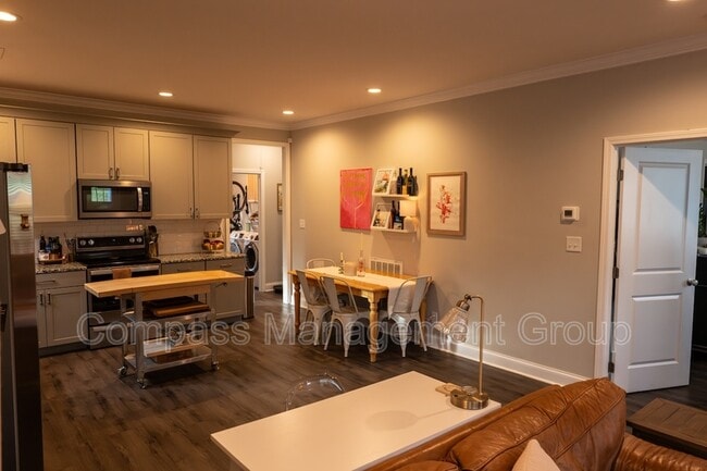 Building Photo - 933 E Churchwell Ave