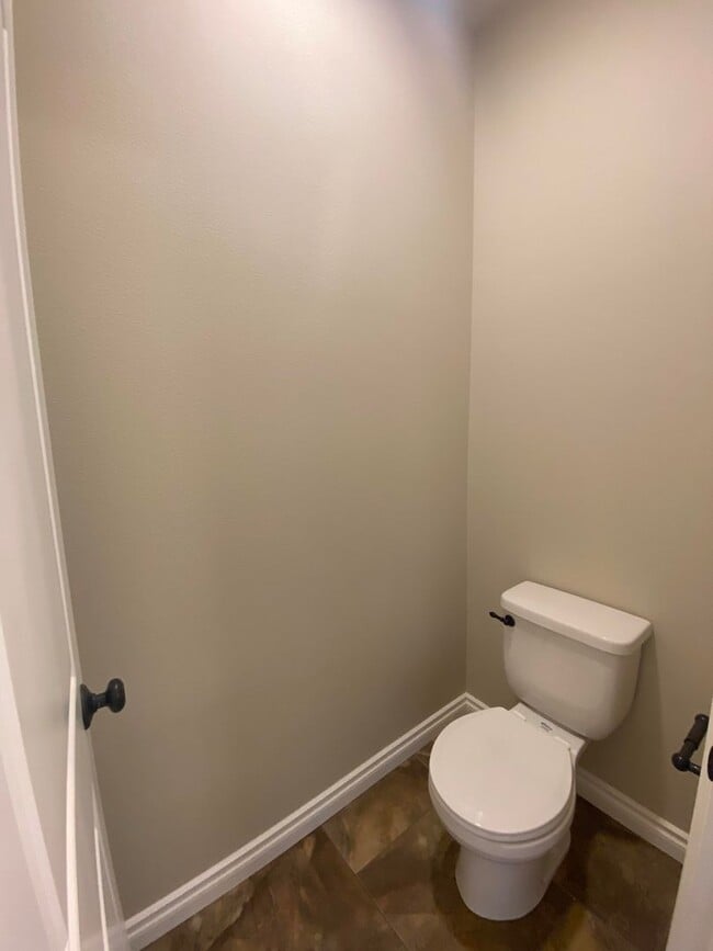 Building Photo - Meticulously well kept 3 bed, 3.5 bath Gov...