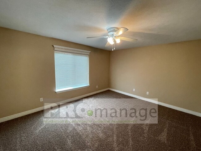 Building Photo - 4 Bed, 3 Bath Town Home w/ 2 Car Garage - ...