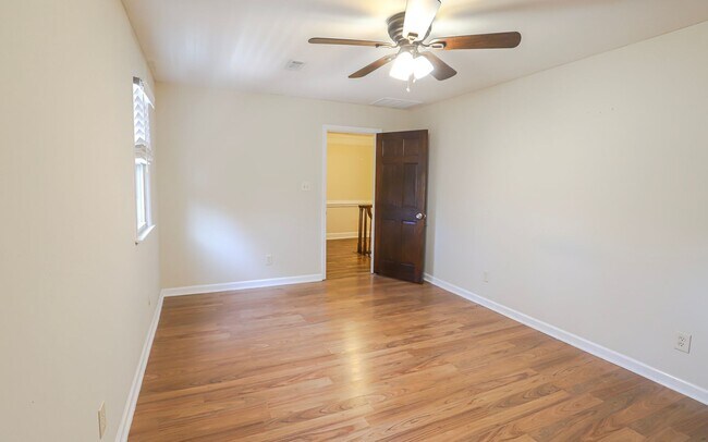 Building Photo - 809 Houndslake Dr