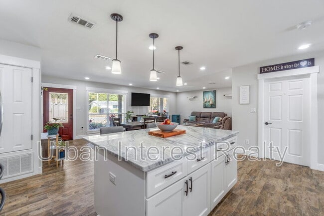 Building Photo - 708 Marcia Cir