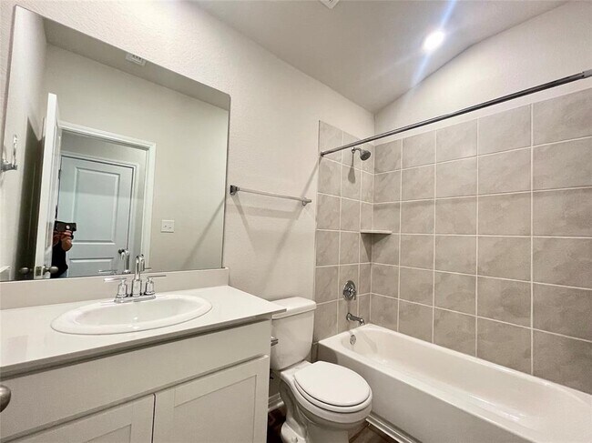 Building Photo - 408 Giorgio Moroder Dr