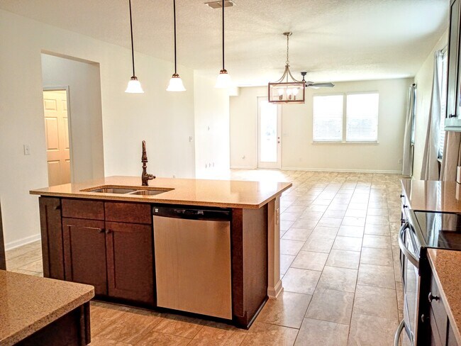 Building Photo - 112 Goldenrod Lake Dr