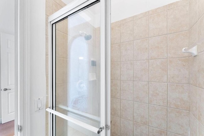 Building Photo - 2469 NE 14th St