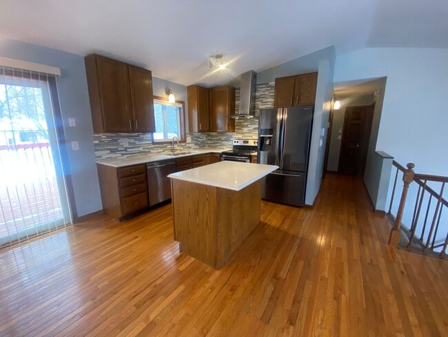 Building Photo - GREAT LOCATION - Spacious 4 bedroom/2 bath - PETS WELCOME