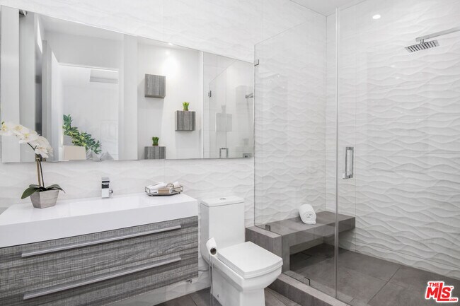 Building Photo - 350 N Harper Ave