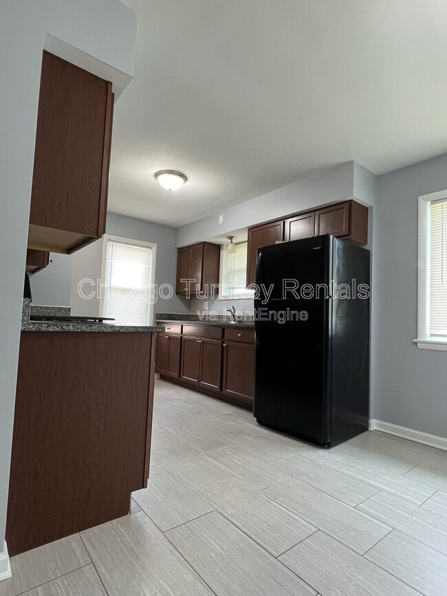 Building Photo - 1006 E 163rd Pl