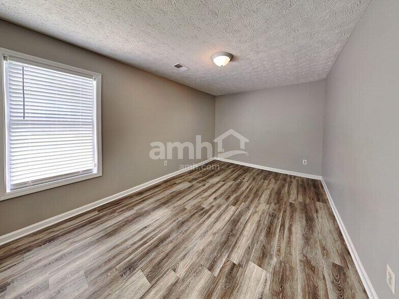 Building Photo - 2025 Graybrook Dr