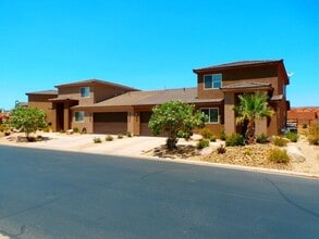 Building Photo - 4 bed, 2.5 bath duple w/2 car garage