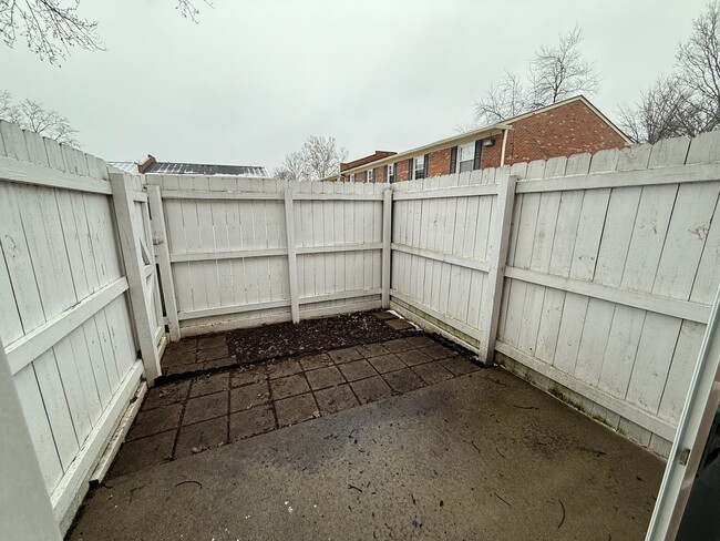 Building Photo - Westport Road Townhouse adjacent to Westpo...