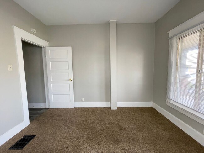 Building Photo - PRELEASING for AUGUST! Convenient Campus Living | 4BR with Fenced Yard & Covered Parking