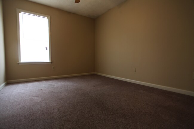 Building Photo - Spacious Duplex for Rent