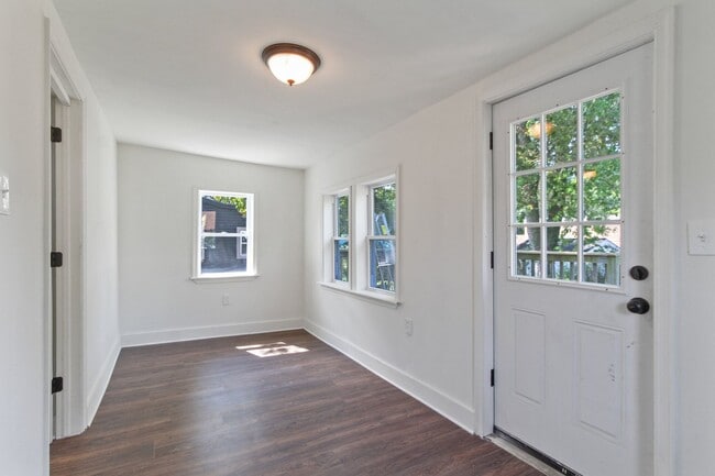 Building Photo - Cozy 3 Bedroom, 1.5 Bath Single Family Home!