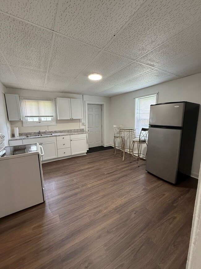Building Photo - Don't miss out on this beautifully updated unit!