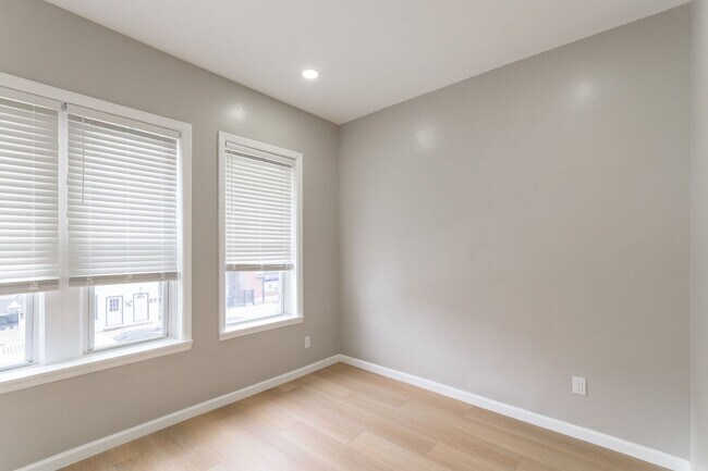 Building Photo - 2827 W Girard Ave