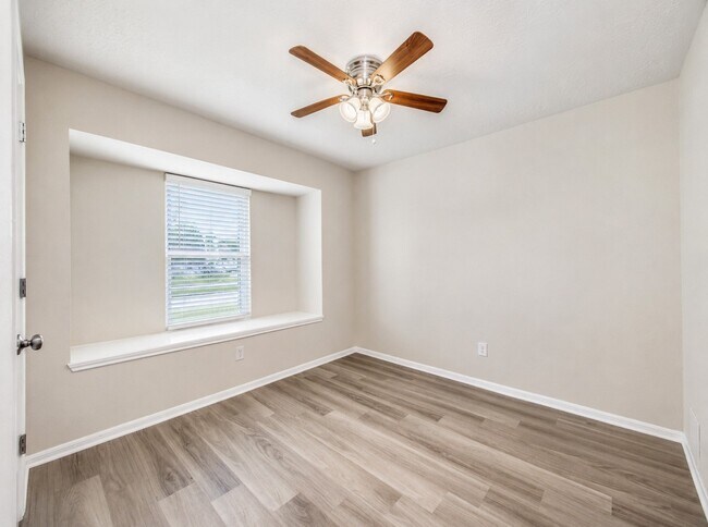 Building Photo - 7114 Buchanan Dr