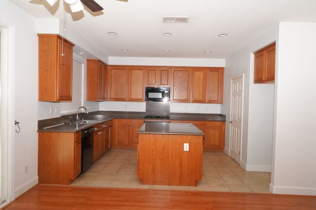 Building Photo - Beautiful 4 bed/ 3.5 bath in Natomas!