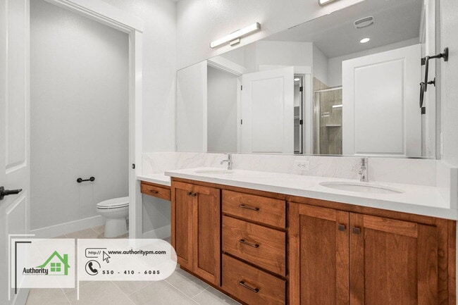 Building Photo - 2864 River Dr