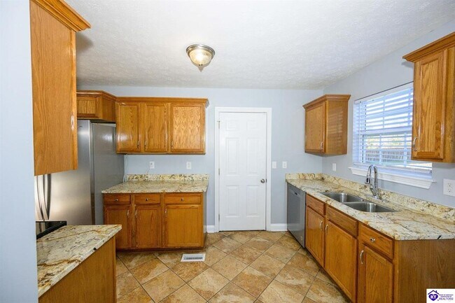Building Photo - 611 Flushing Meadows Dr