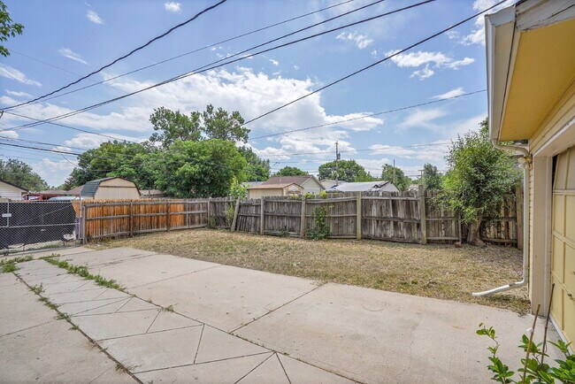 Building Photo - $2,465.00, 2 bed, 1.5 bath, located in Denver
