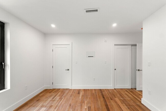 Building Photo - 6 Devine Wy