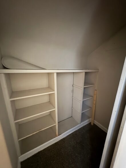 Building Photo - 10012 Robinson Ave