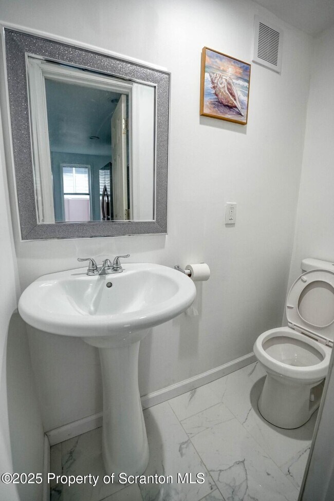 Building Photo - 1012 Clearview St