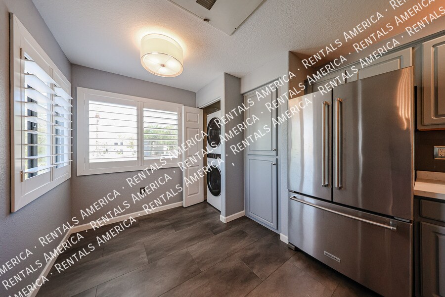 Building Photo - 9555 E Raintree Dr