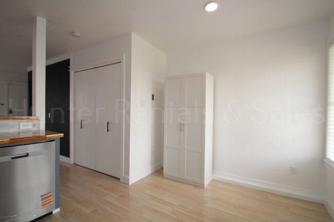 Building Photo - Experience Modern Living