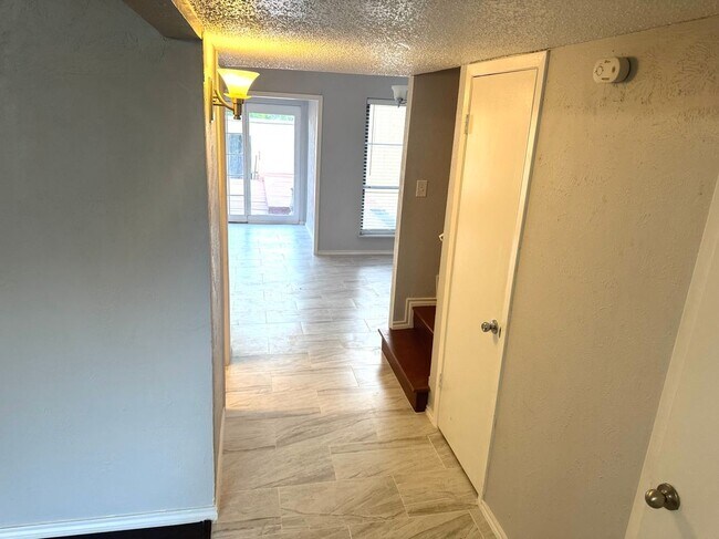 Building Photo - 312 Valley Park Dr