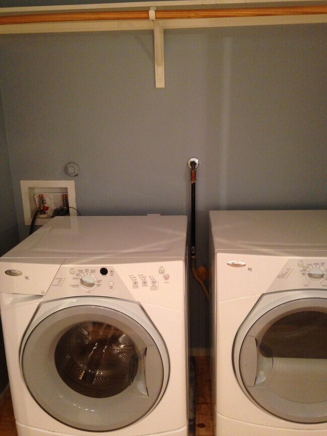 Building Photo - UT PRE-LEASE: 2009 Constructed 6 Bedroom / 3 Bath Home with Hot Tub - Open floor plan / Great Kit...