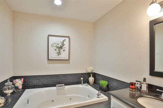 Building Photo - 3315 W Harbor View Ave