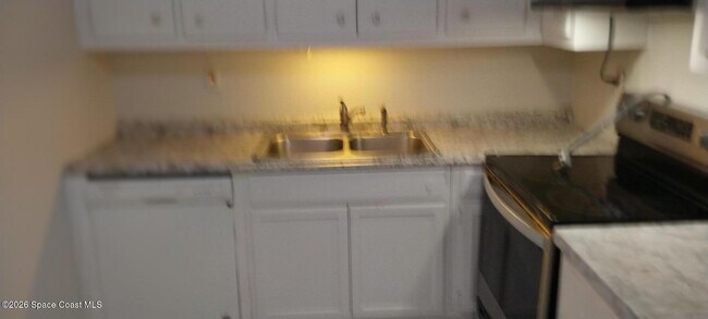 Building Photo - 221 Columbia Dr