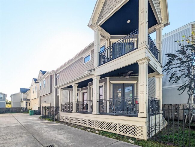 Building Photo - 1126 W 17th St