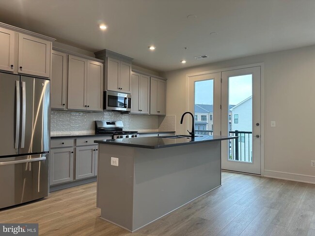 Building Photo - 43324 Farringdon Sq