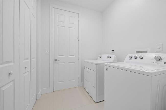 Building Photo - 1428 SW 4th Ave