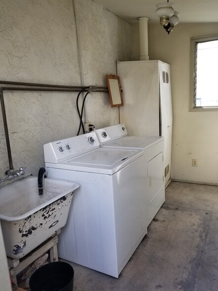 Building Photo - 729 E Providencia Ave