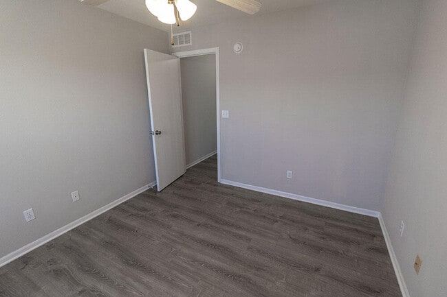 Building Photo - 5000 Derby Ridge Dr