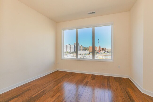 Building Photo - 2/Bedroom 2/ Full Bath - A+ Waterfront Location Near Ferry