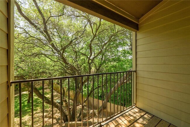 Building Photo - 1938 Holly Hill Dr